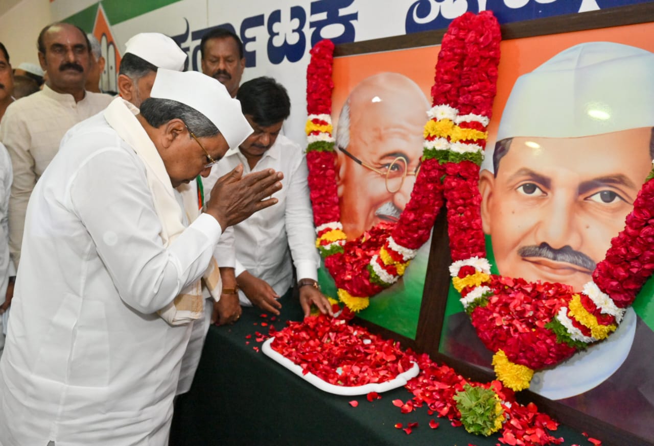 Gandhi Jayanti celebration  Gandhi Jayanti celebration in Bengaluru  CM Siddaramaiah in Bengaluru  ಕರ್ನಾಟಕ ಗಾಂಧಿ ಸ್ಮಾರಕ ನಿಧಿಯ ಅಧ್ಯಕ್ಷ  ಗಾಂಧಿ ಜನ್ಮದಿನಾಚರಣೆ ಅಂಗವಾಗಿ ಸದ್ಭಾವನಾ ಪಾದಯಾತ್ರೆ  ಕರ್ನಾಟಕ ಗಾಂಧಿ ಸ್ಮಾರಕ ನಿಧಿ ಮತ್ತು ಹಲವು ಇಲಾಖೆ  ಗಾಂಧಿ ಜಯಂತಿ ಕಾರ್ಯಕ್ರಮವನ್ನು ಉದ್ಘಾಟಿಸಿ ಮಾತನಾಡಿದ  ಗಾಂಧಿ ಅವಹೇಳನಕ್ಕೆ ಅವಕಾಶ ನೀಡಲ್ಲ  ಗಾಂಧಿ ಅವಹೇಳನಕ್ಕೆ ಅವಕಾಶ  ಕ್ರಮ ಕೈಗೊಳ್ಳಲಾಗುವುದು ಎಂದು ಸಿದ್ದರಾಮಯ್ಯ ಎಚ್ಚರಿಕೆ