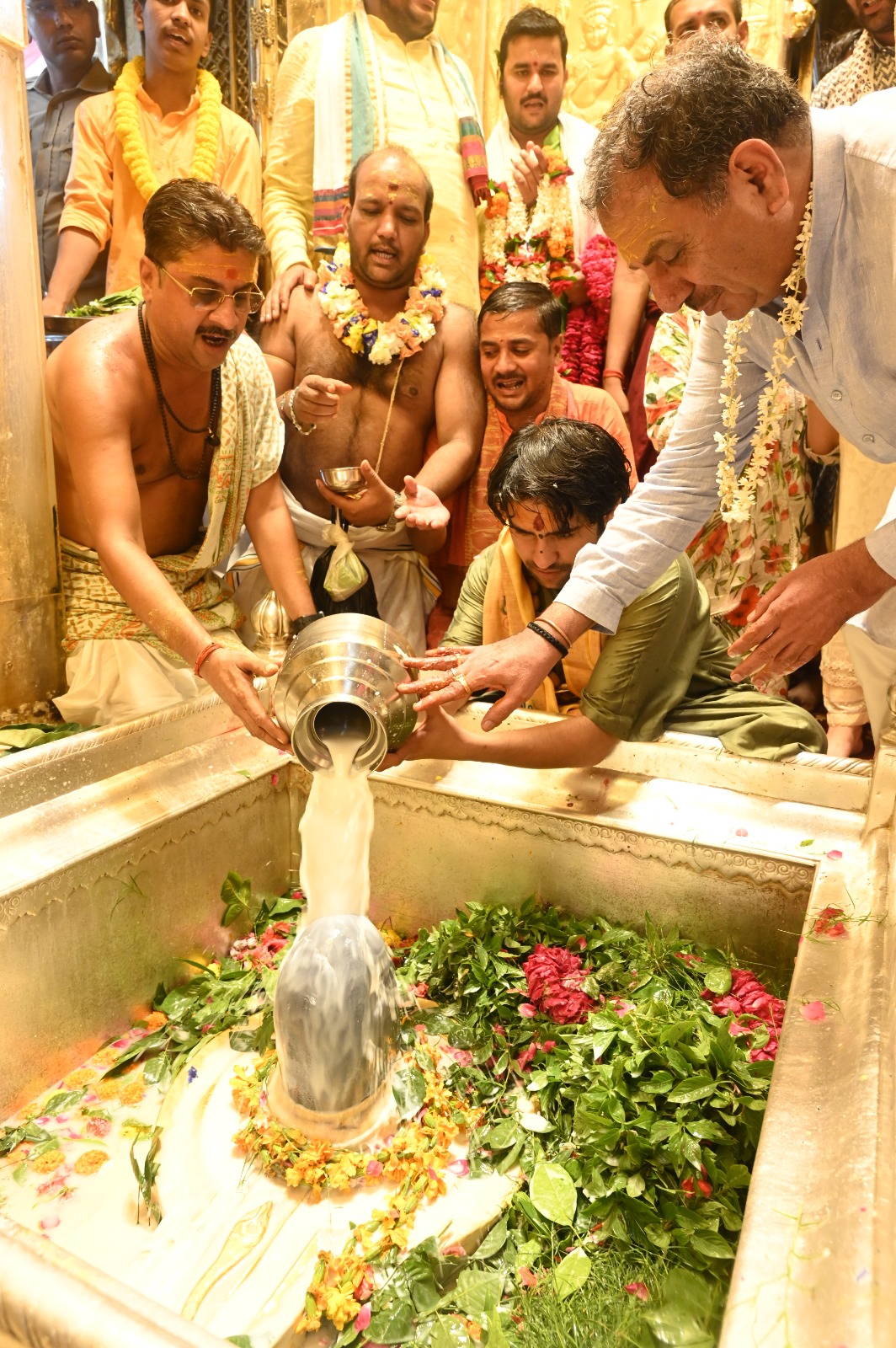 वैदिक मंत्रों के बीच पंडित धीरेंद्र शास्त्री ने पूजन किया.