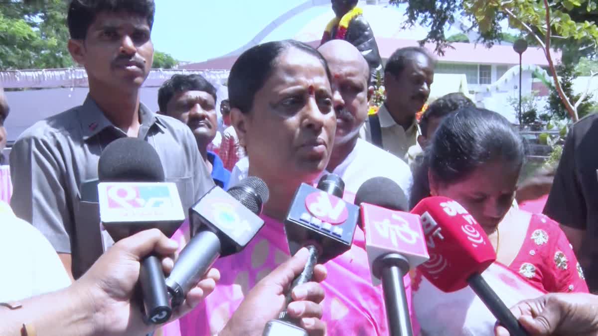 Minister Konda Surekha Fires On KTR