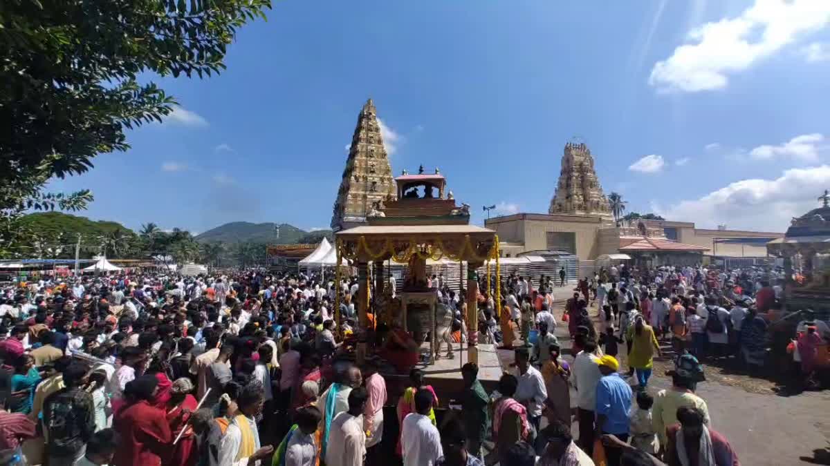 ಮಾದಪ್ಪನ ಬೆಟ್ಟಕ್ಕೆ ಹರಿದು ಬಂದ ಭಕ್ತಸಾಗರ