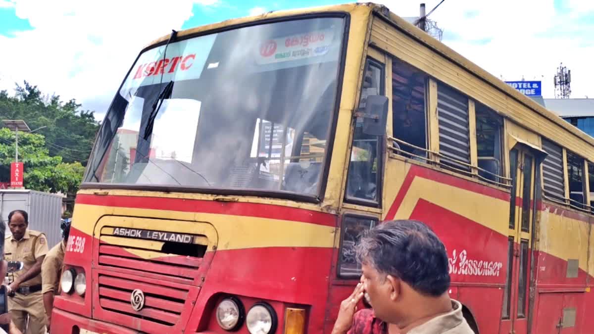 കെഎസ്ആർടിസി അപകടം  KOTTAYAM BUS ACCIDENT  KSRTC ACCIDENT  KSRTC REVERSE AND HIT WALL KOTTAYAM