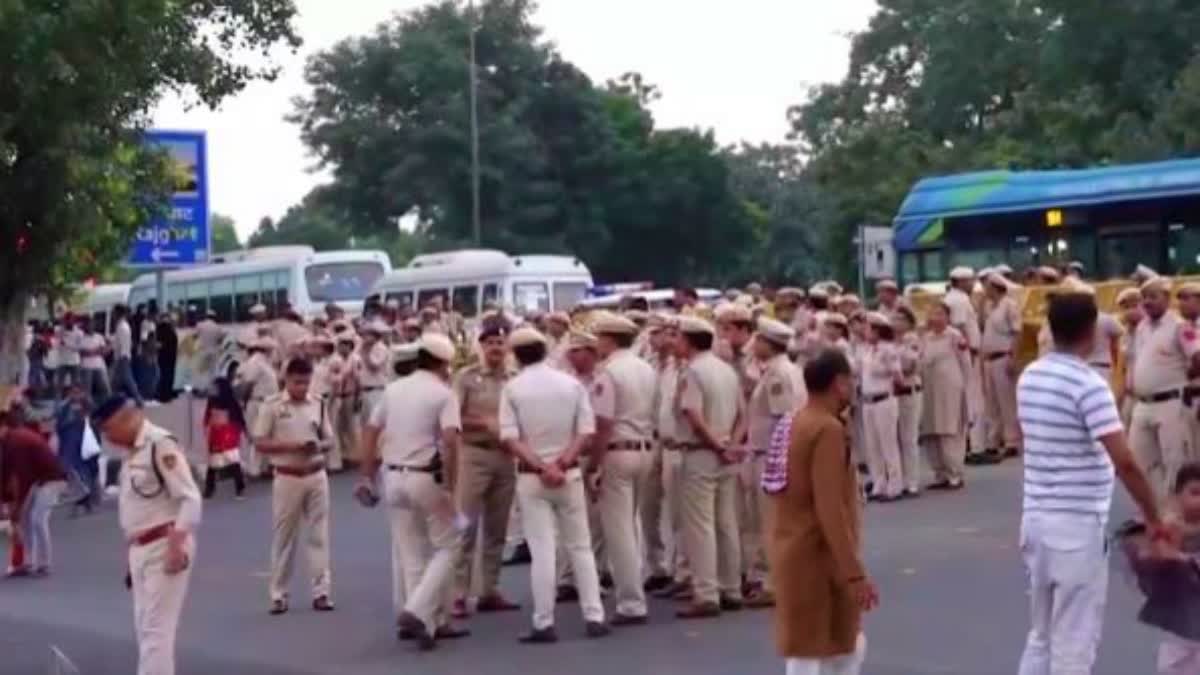 सोनम वांगचुक दिल्ली पुलिस के कड़े पहरे में पहुंचे राजघाट