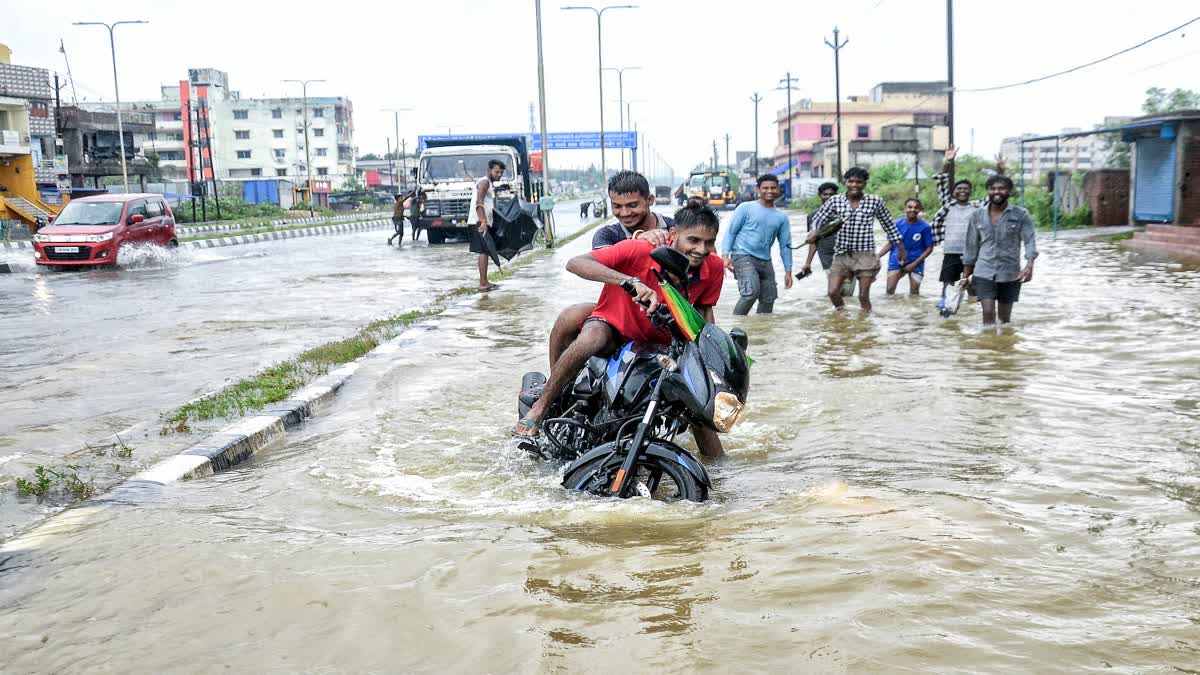 There is a possibility of heavy rain in many states and light rain in many states