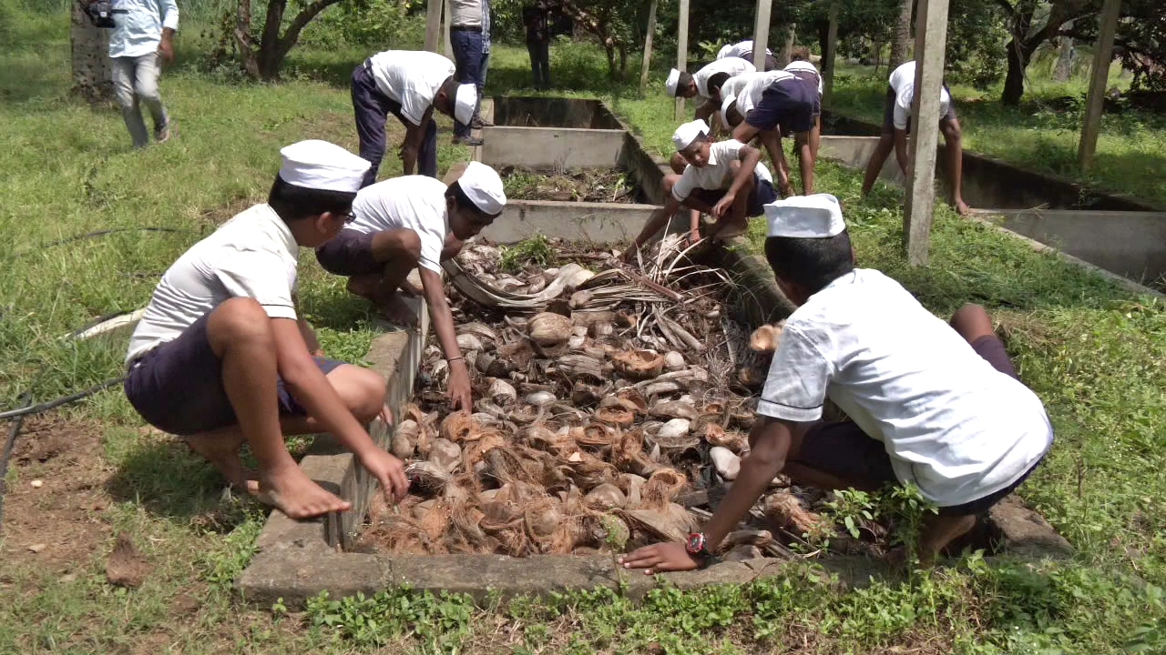 ಕೃಷಿ ಚಟುವಟಿಕೆಯಲ್ಲಿ ನಿರತ ವಿದ್ಯಾರ್ಥಿಗಳು.