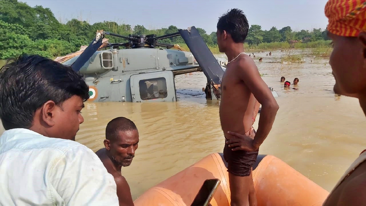 पानी में उतरा वायुसेना का हेलीकॉप्टर