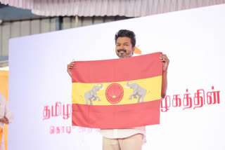 தவெக கொடியுடன் விஜய்