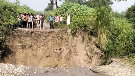 गंडक नहर की बांध की पटरी टूटी