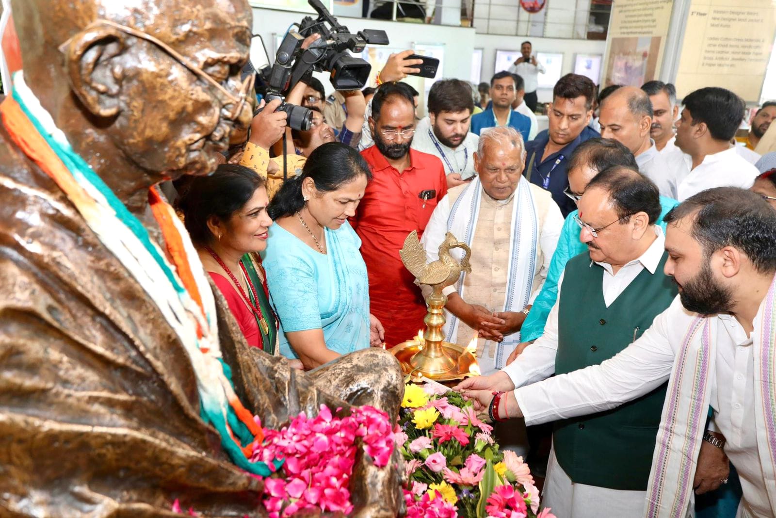 केंद्रीय मंत्री ने जनता से अपील की कि वो स्वदेशी उत्पादों को अपनाएं और आत्मनिर्भर अभियान का हिस्सा बनें.