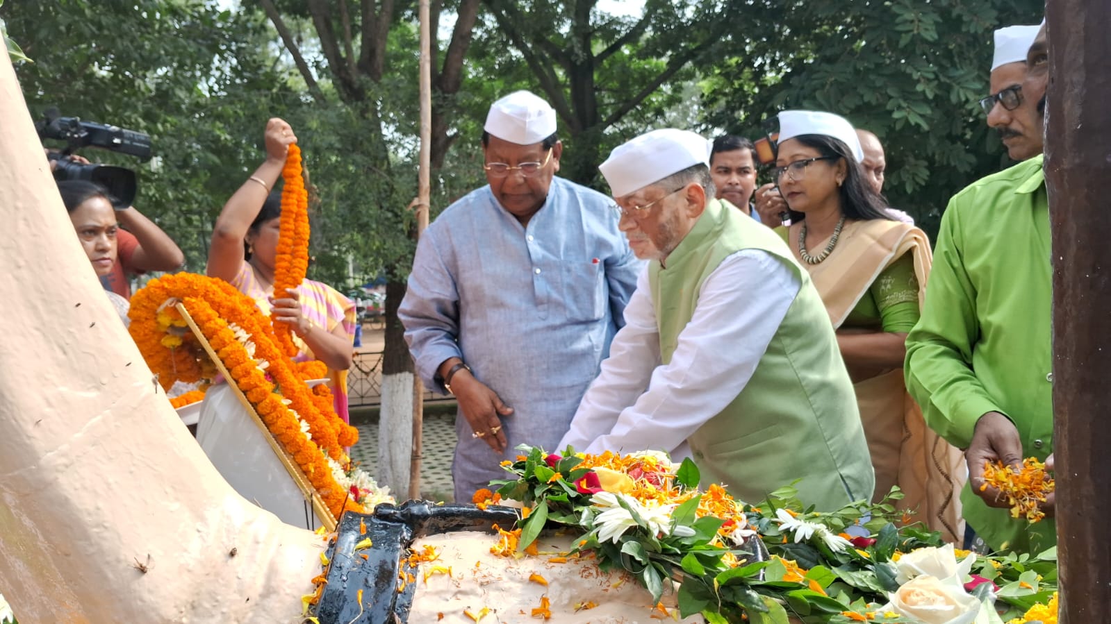 Santosh Kumar Gangwar paid tribute on Gandhi Jayanti occasion