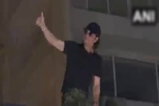 actor-shah-rukh-khans-58th-birthday-shah-rukh-khan-waves-at-the-fans-from-mannat