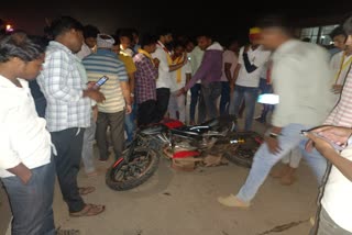 Two youths killed  two injured in road accident at Belagavi  road accident at Belagavi  ರಾಜ್ಯೋತ್ಸವ ಮುಗಿಸಿ ಮನಗೆ ವಾಪಸ್ಸಾಗುತ್ತಿದ್ದ ವೇಳೆ ಅಪಘಾತ  ಇಬ್ಬರು ಸಾವು  ರಾಷ್ಟ್ರೀಯ ಹೆದ್ದಾರಿಯಲ್ಲಿ ಸಂಭವಿಸಿದ ಅಪಘಾತ  ಇನ್ನಿಬ್ಬರು ಗಂಭೀರವಾಗಿ ಗಾಯ  ಪಾದಚಾರಿಗಳಿಗೆ ಬೈಕ್​ ಡಿಕ್ಕಿ  ಇಬ್ಬರು ಯುವಕರು ಸ್ಥಳದಲ್ಲೇ ಮೃತ  ಮತ್ತಿಬ್ಬರು ಗಂಭೀರವಾಗಿ ಗಾಯ  ಪುಣೆ ಬೆಂಗಳೂರು ರಾಷ್ಟ್ರೀಯ ಹೆದ್ದಾರಿ