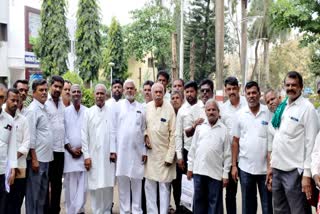 farmers-outrage-against-dharwad-kmf-for-reducing-purchase-price-of-milk