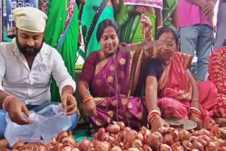 mahila congress sells onion