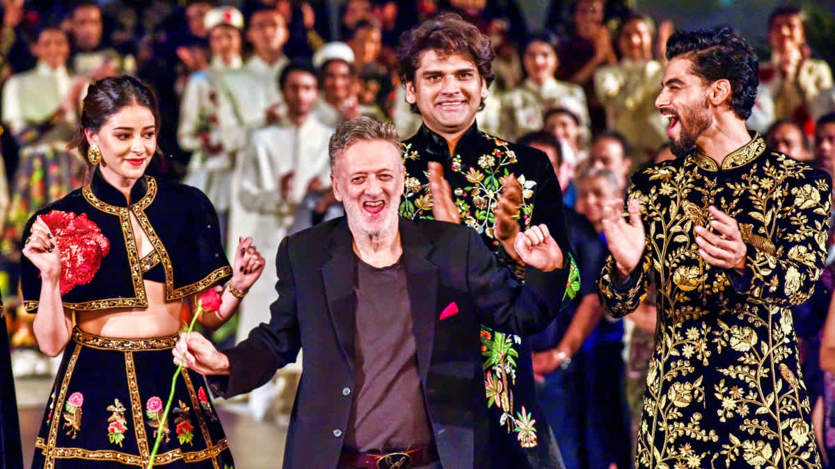 Fashion designer Rohit Bal (centre) with Bollywood actress Ananya Panday (left) during his final public appearance at the finale of Lakme Fashion Week at The Imperial, in New Delhi on October 14, 2024.