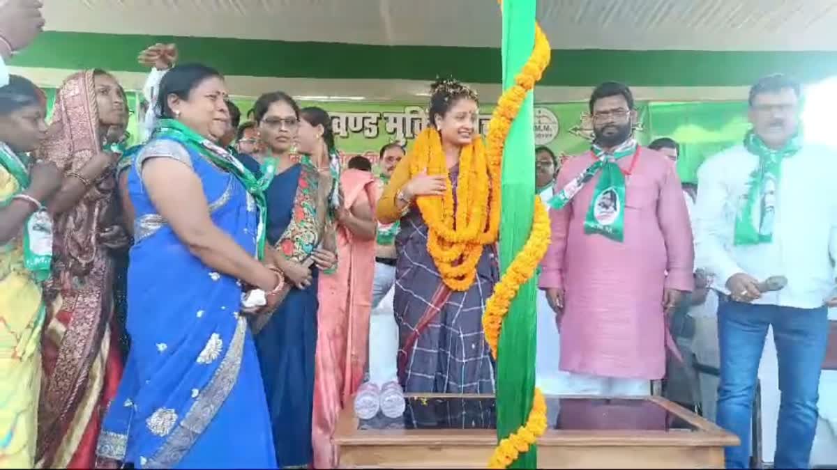 kalpana-soren-election-rally-addressing-attack-on-bjp-latehar