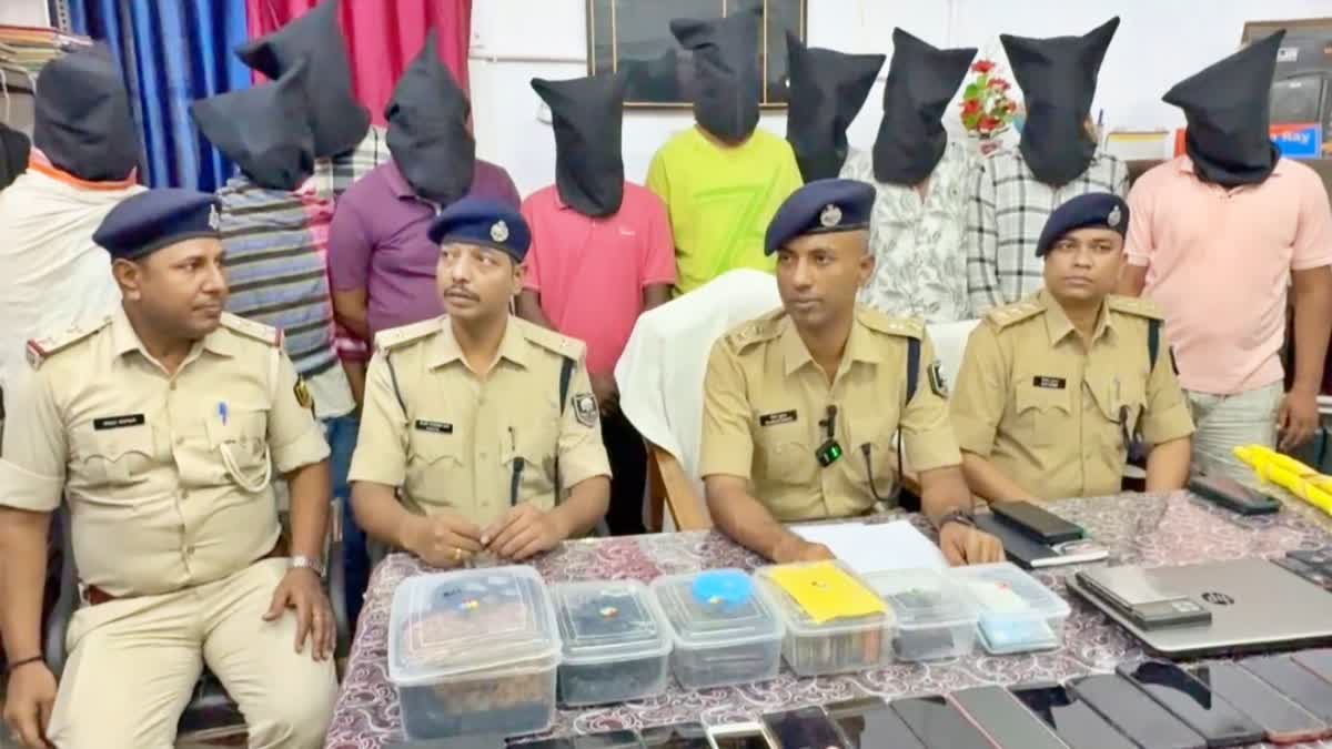 पुलिस गिरफ्त में सभी आरोपी.