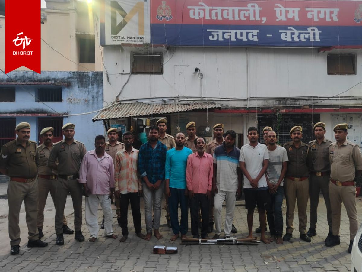 पुलिस की गिरफ्त में मारपीट करने के आरोपी.