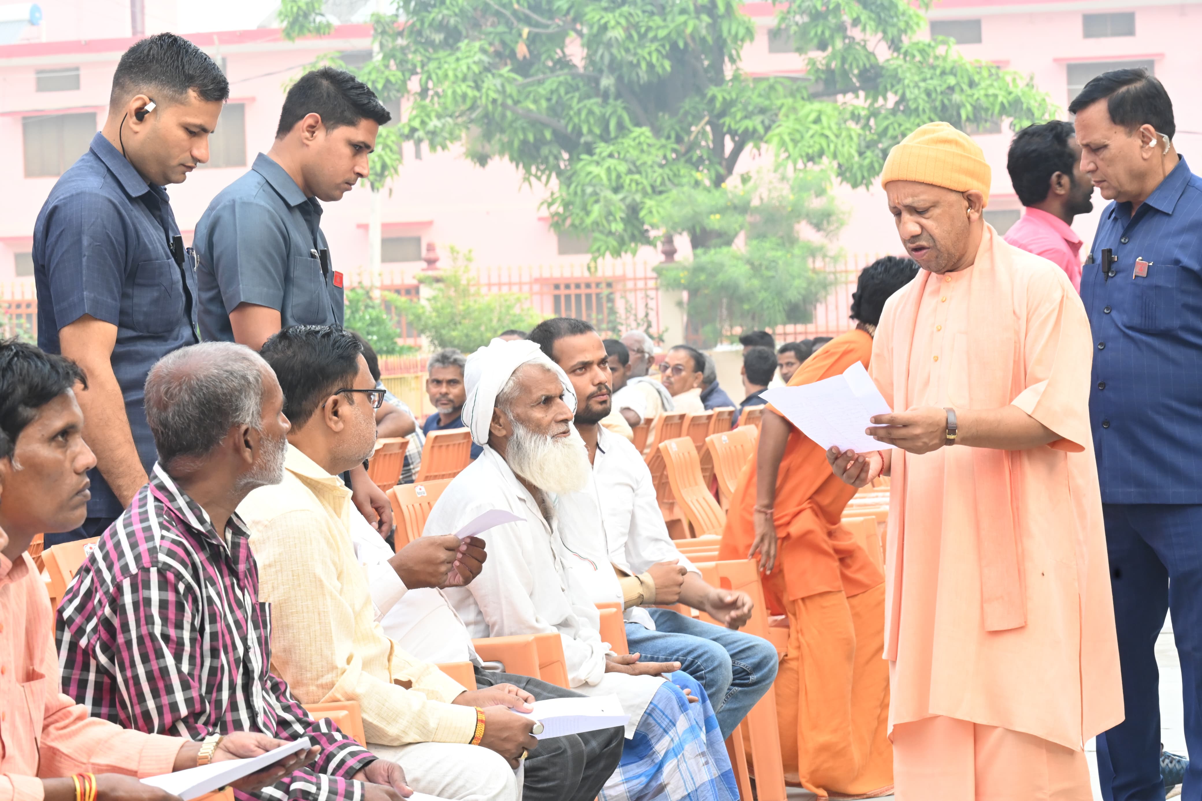 गोरखपुर में जनता की समस्याएं सुनते सीएम योगी.