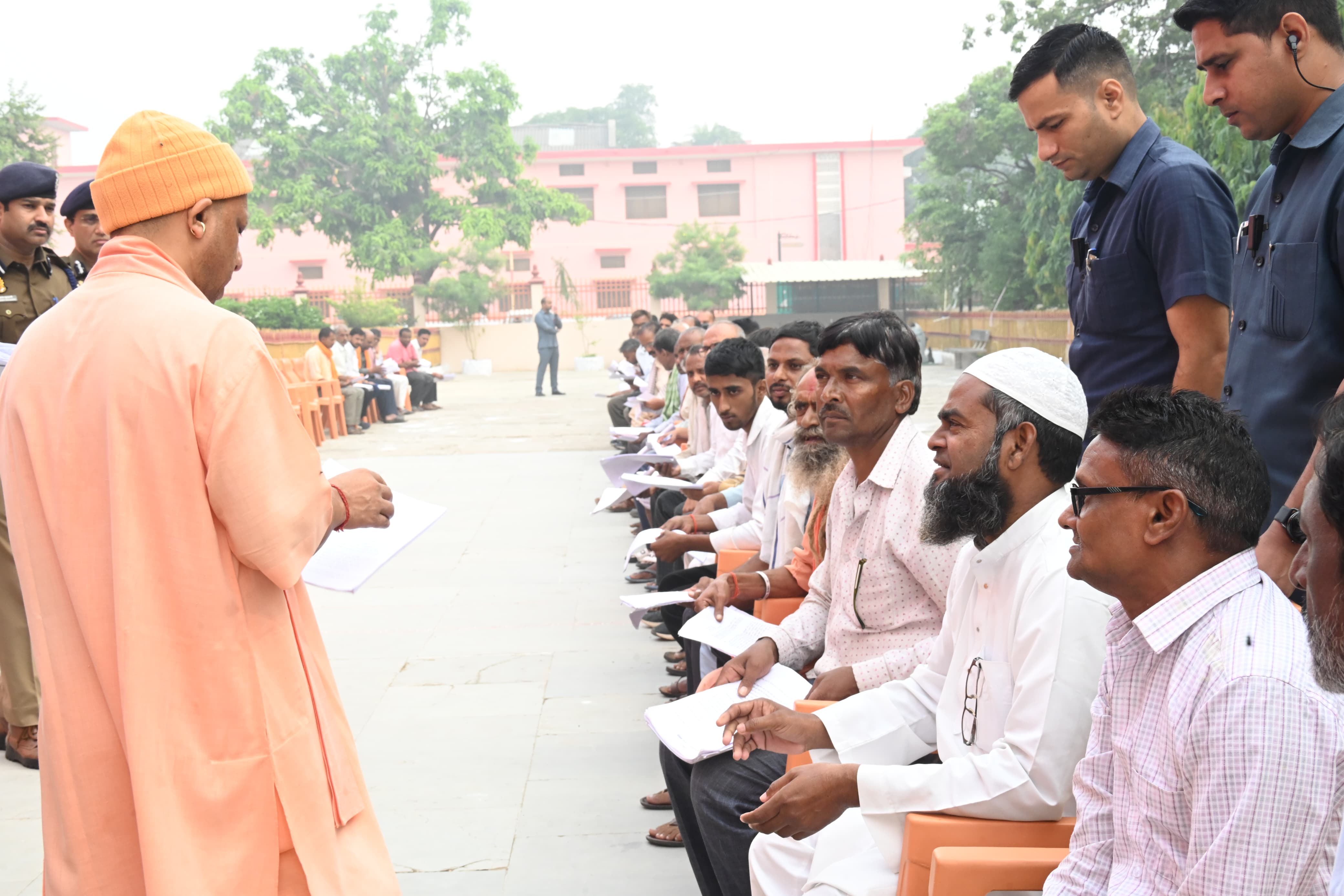 गोरखपुर में जनता की समस्याएं सुनते सीएम योगी.