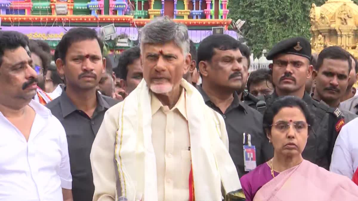 Chandrababu_Couple_Visits_Indrakeeladri_In_Vijayawada