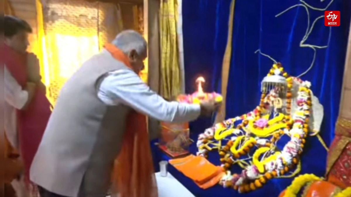 अयोध्या में भगवान राम की आरती करते नागरिक उड्डयन राज्यमंत्री जनरल वीके सिंह