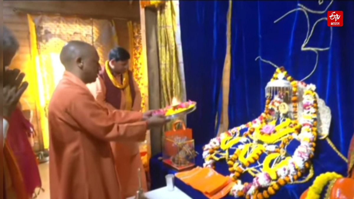 अयोध्या में भगवान राम की आरती करते सीएम योगी आदित्यनाथ.