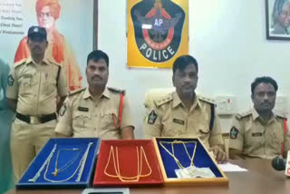Police_Caught_Chain_Snatching_Thieves_in_Bapatla_District