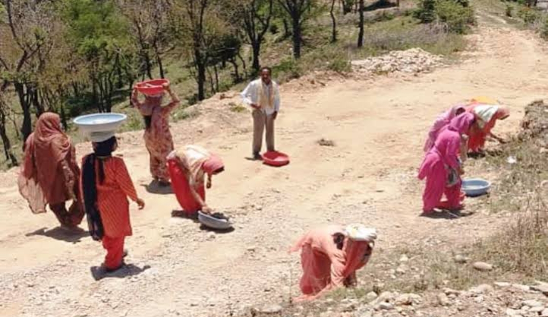 MGNREGA workers at Kullu Himachal
