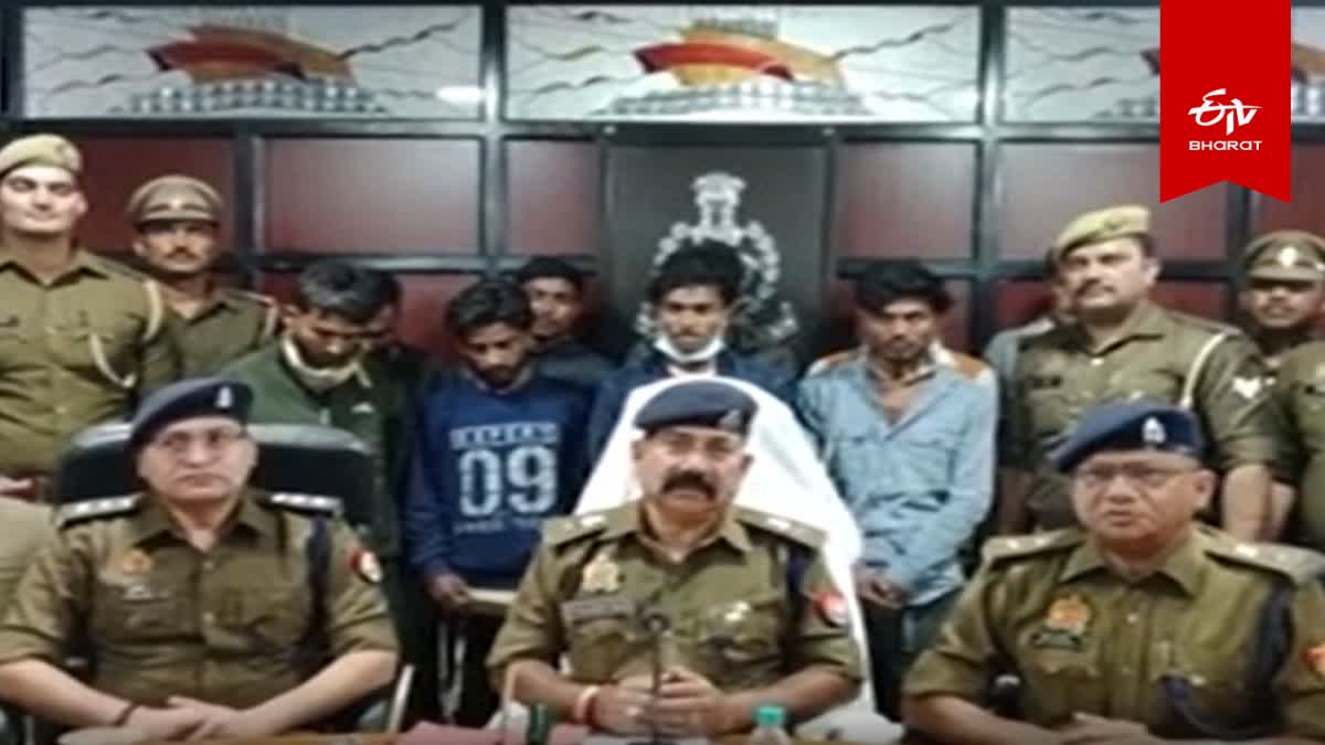 पुलिस की गिरफ्त में डकैती के आरोपी.