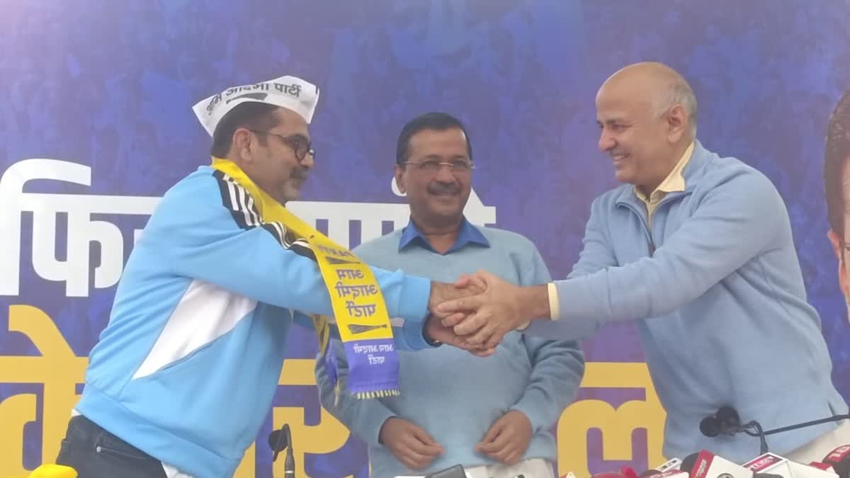 Noted Educationist Awadh Ojha (L) Joins AAP Ahead Of Delhi Assembly Elections