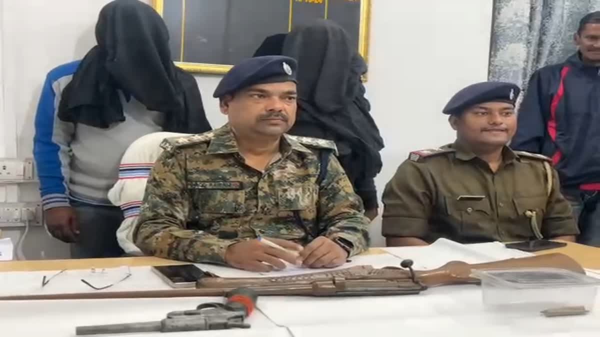 Police arrested two criminals with weapons in Latehar