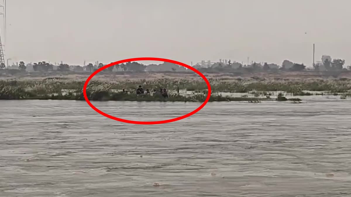 Six_people_trapped_in_Penna_River