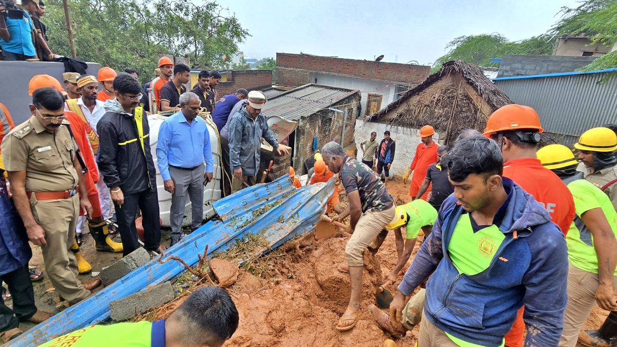 இடர்பாடுகளில் சிக்கியவர்களை மீட்கும் பணியில் மீட்பு படையினர்