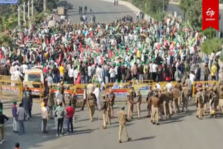 Thousands of farmers led by the Samyukta Kisan Morcha (SKM) are marching from Noida towards Delhi.