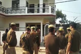 मौके पर मौजूद पुलिस के अधिकारी