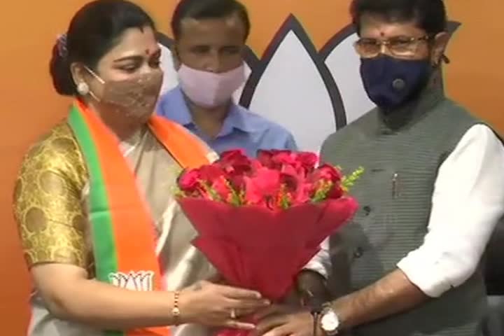 Khushboo dumps Congress, joins BJP