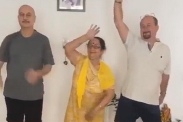  Anupam Kher presents 'mother of all dances'