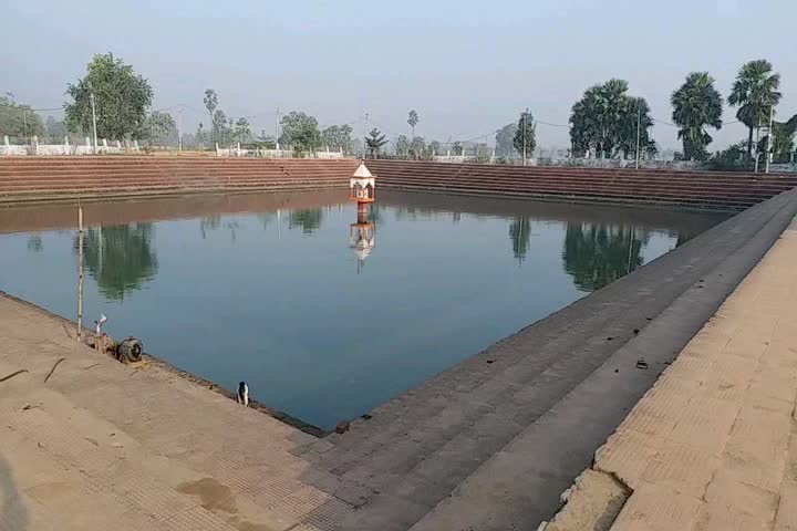 crowd of devotees in manichak shri vishnu surya temple during chhat puja 