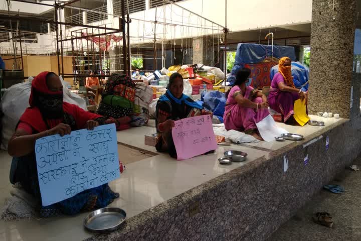 protest at atal smriti vendor market in ranchi, रांची में दुकानदारों का विरोेध प्रदर्शन