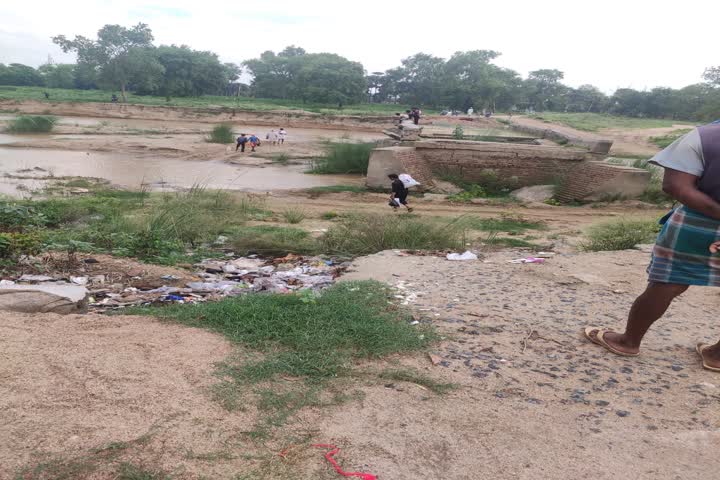 people are facing problems due to collapsed of the bridge over the river Dhanrajaya