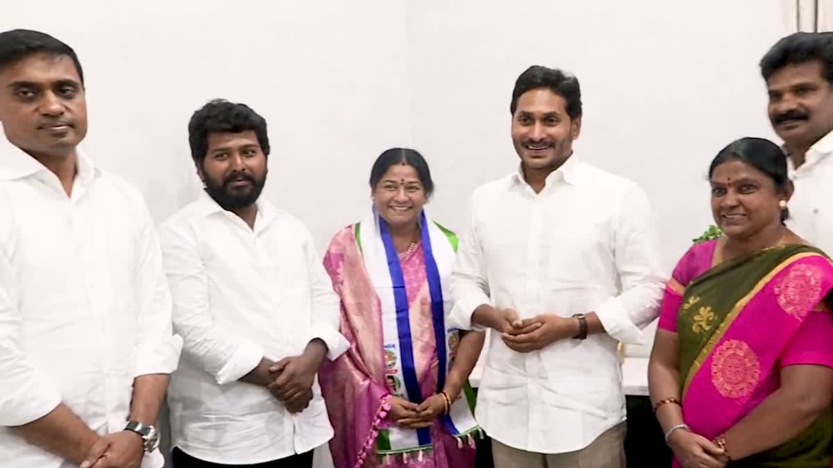 Sri Ramulu sister J Shanta joins YSR Congress party