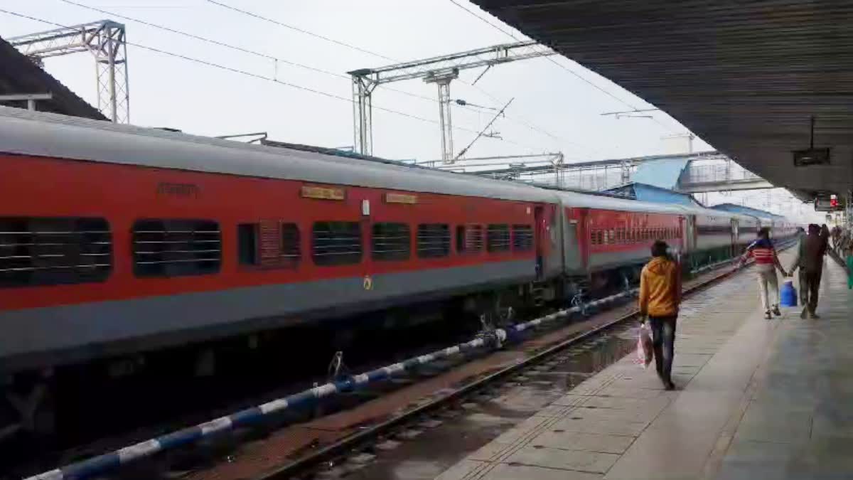 trains-running-late-due-to-fog-at-ambala-railway-station-cold-and-fog-in-haryana