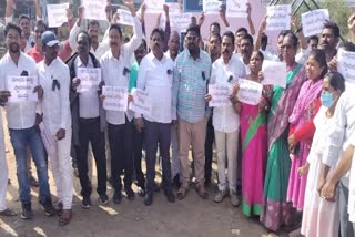 YCP Leaders Protest Of Madhavi Constituency Coordinator