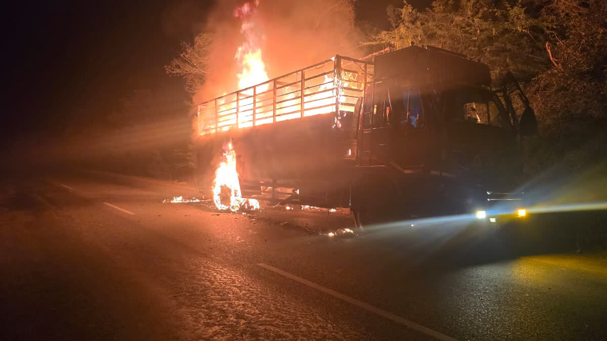 truck caught fire on kandla highway