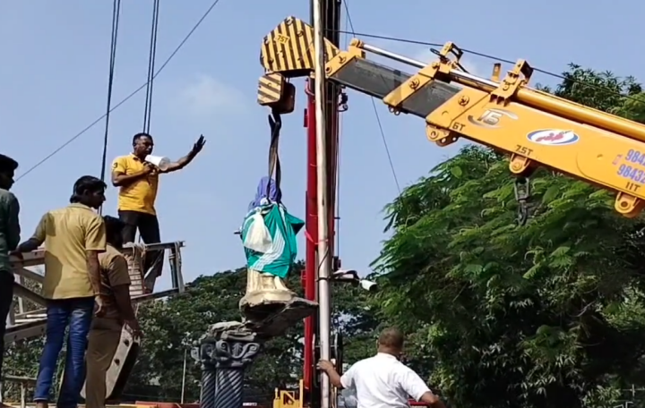 மீட்பு பணிக்காக திருவள்ளுவர் சிலை அகற்றம்