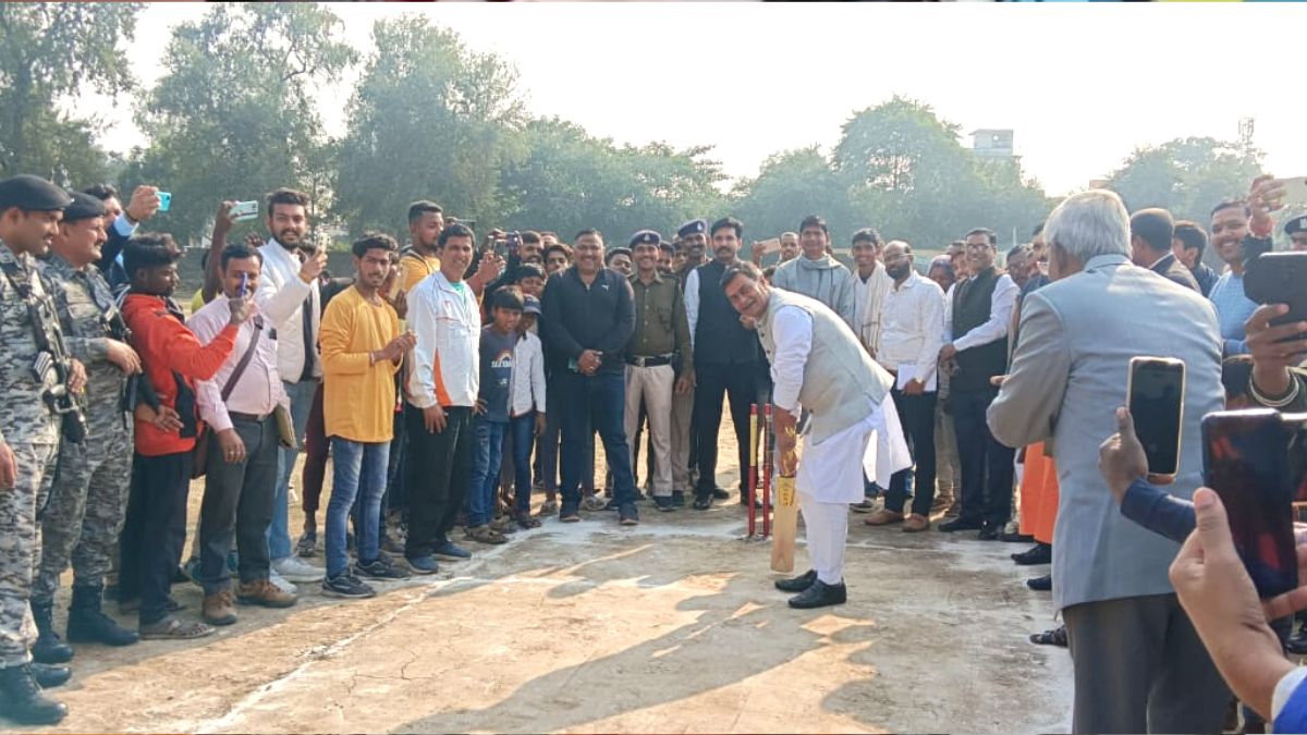 क्रिकेट खेलते केंद्रीय मंत्री आरके सिंह की तस्वीर
