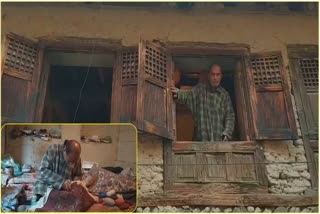 Etv Bharatdespite-sufferings-and-difficulties-carpet-repairing-kashmiri-artisan-ghulam-hussain-maintained-his-art