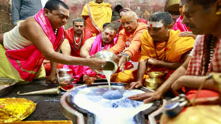 Rahul Gandhi offers prayers at Baba Baidyanath Dham in Jharkhand's Deoghar