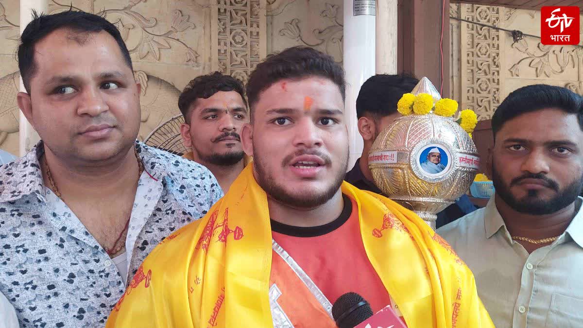 maharashtra kesari 2025 winner Pruthviraj Mohol took darshan of shreemant dagdusheth halwai ganpati in pune