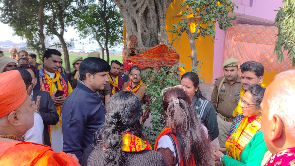 परिक्रमा के दौरान वंश गोपाल तीर्थ में अफसर.